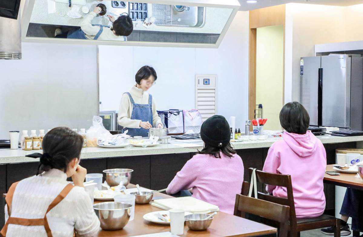 ▲서울 강남구에 위치한 현대백화점 무역센터점 문화센터에서 고객들이 베이킹 원데이 클레스를 수강하고 있다. (사진제공=현대백화점)
