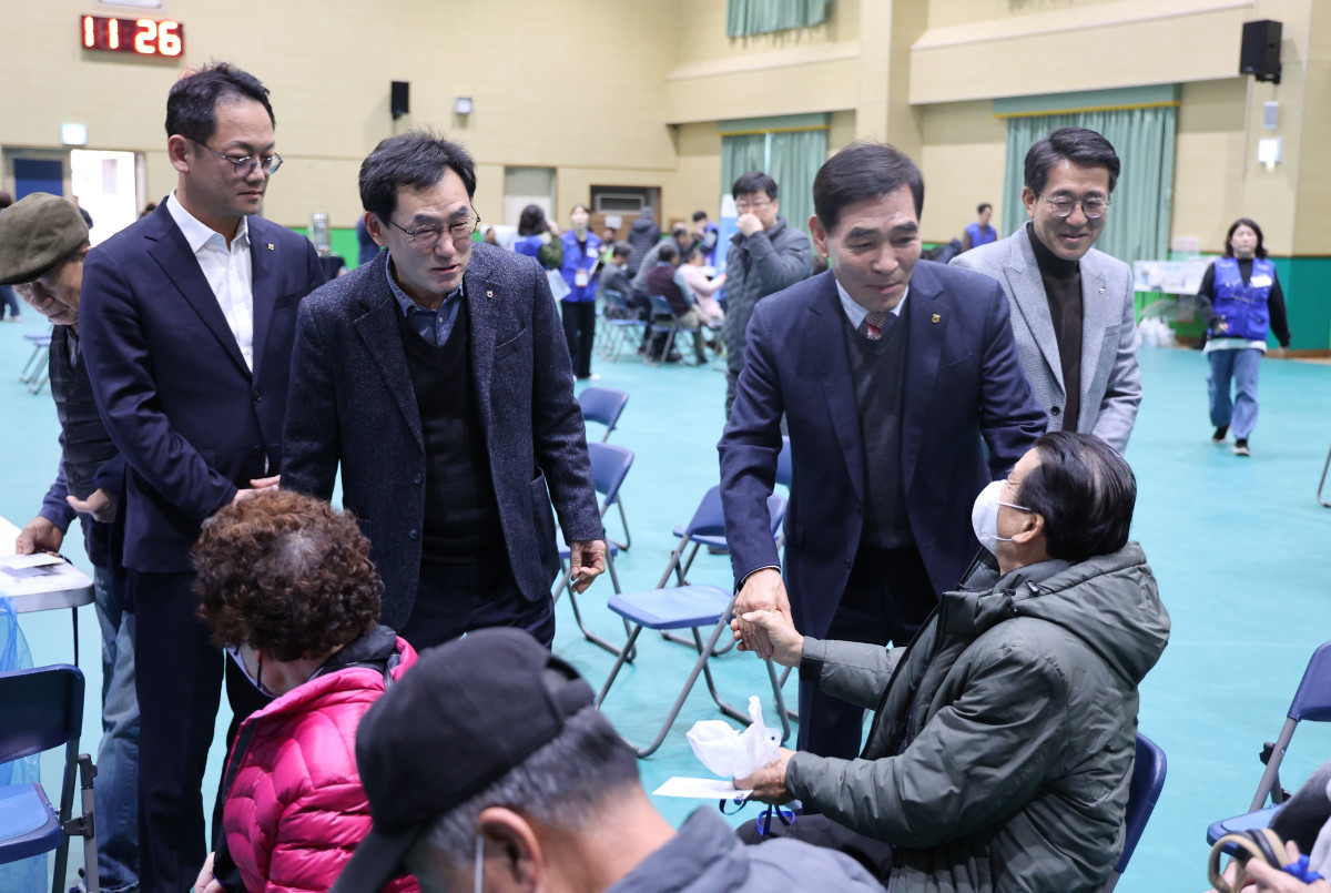 ▲박종탁 NH농협생명 부사장(왼쪽에서 두 번째), 최상복 화도농협 조합장(왼쪽에서 세 번째)이검진받는 조합원을 살피는 모습. (제공 NH농협생명)