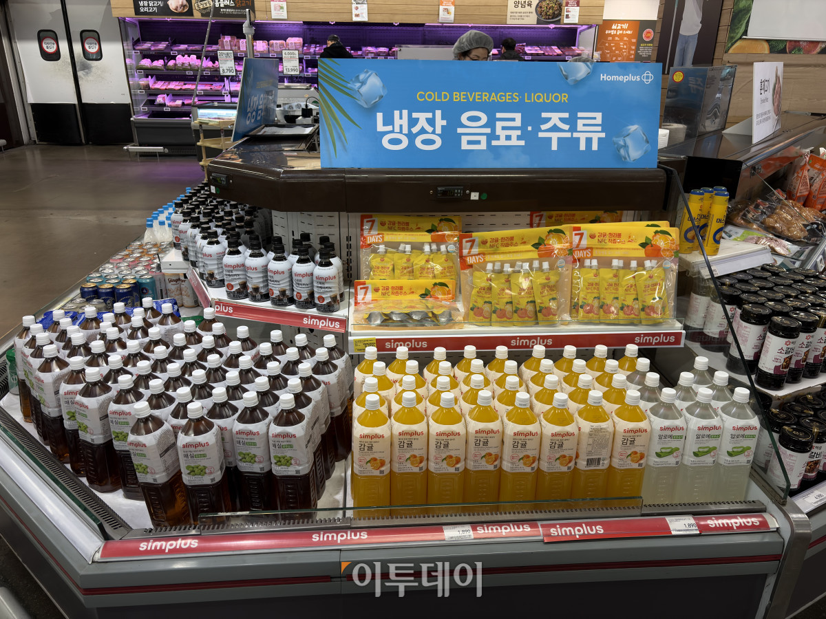▲3·1절 연휴가 시작된 지난달 28일 홈플러스 자체 상표(PB) 상품으로 채워진 매대 (황민주 기자 minchu@)