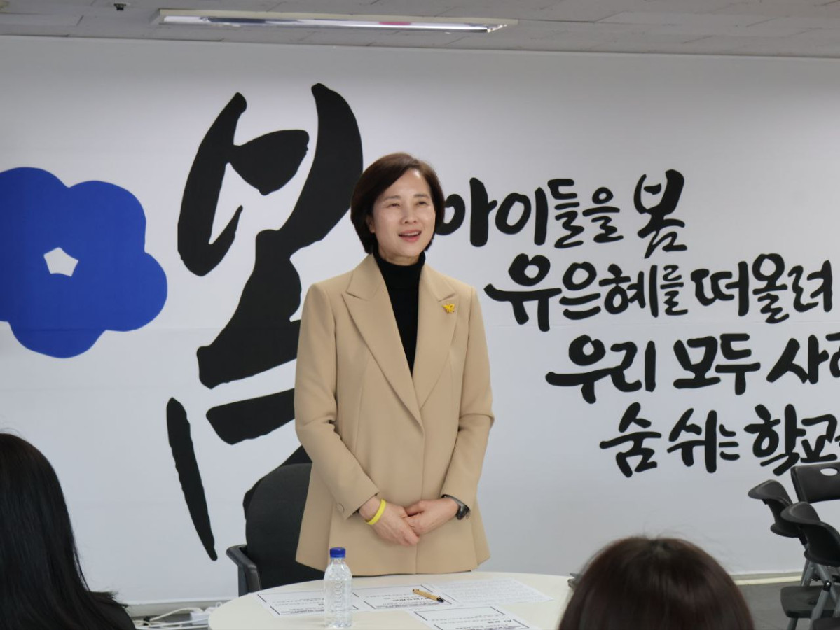 ▲유은혜 경기도교육감 예비후보가 수원 인계동 선거사무소에서 청소년 30여 명과 함께 'SNS 규제·교복 선정·사교육비' 등 학교생활 현안을 놓고 '유문청답(유은혜가 묻고 청소년이 답하다)' 정책 간담회를 열어 발언하고 있다. 뒤편 벽면에는 "아이들을 봄, 유은혜를 떠올려, 우리 모두 사랑하는 숨 쉬는 학교"라는 문구가 눈길을 끈다. (유은혜 예비후보 캠프)