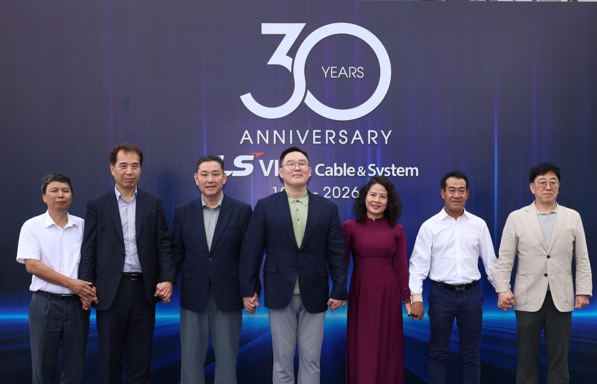 ▲1일 베트남 하이퐁 사업장에서 열린 LS-VINA 창립 30주년 기념식에서 구본규 LS전선 대표, 이상호 LS에코에너지 대표, 장동욱 LS-VINA 법인장(오른쪽 4번째부터) 등 참석자들이 기념촬영을 하고 있다. (사진제공=LS)