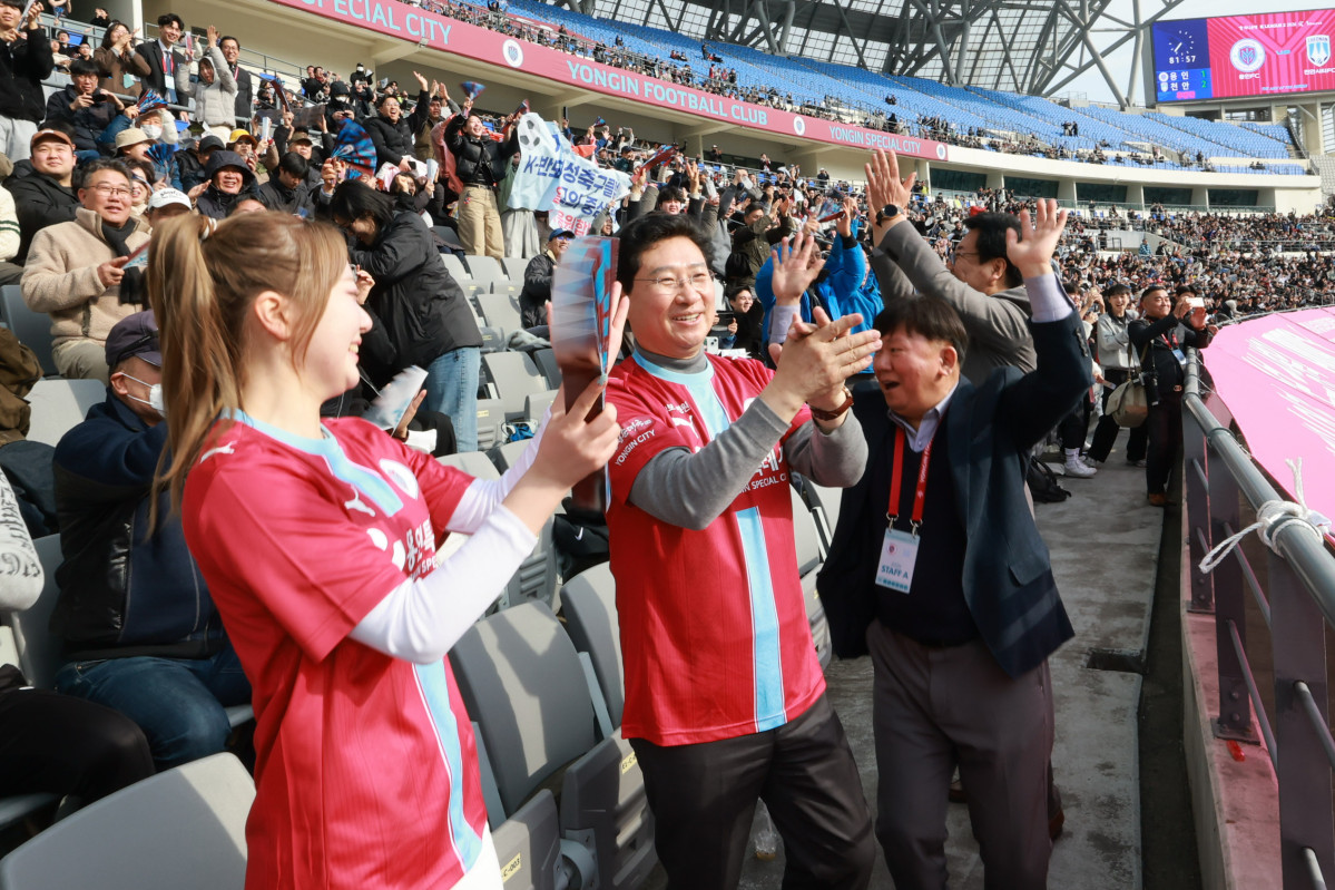 ▲이상일 용인특례시장이 1일 미르스타디움에서 열린 용인FC K리그2 홈 개막전에서 1만여 시민과 함께 열띤 응원을 펼치고 있다. 전광판에 표시된 경기 시간과 함께 스탠드를 가득 채운 응원 열기가 용인FC의 성공적인 K리그 데뷔를 실감케 한다. (용인특례시)
