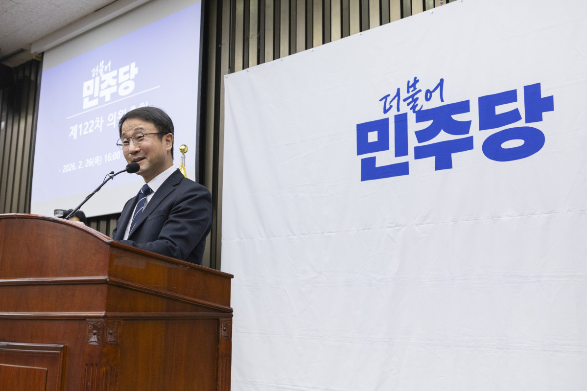 ▲더불어민주당 한병도 원내대표가 지난달 26일 열린 의원 총회에서 발언하고 있다. (연합뉴)