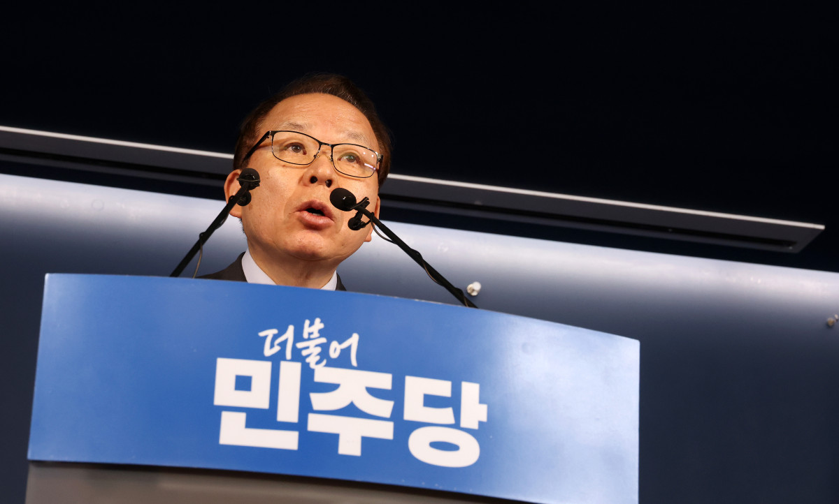 ▲더불어민주당 김이수 중앙당 공천관리위원장이 2일 서울 여의도 중앙당사에서 공천 심사 결과를 발표하고 있다. (연합뉴스)
