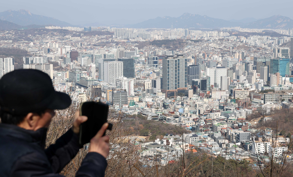 ▲서울 중구 남산에서 시민들이 서울 시내를 바라보고 있다. 고이란 기자 photoeran@ (이투데이DB)