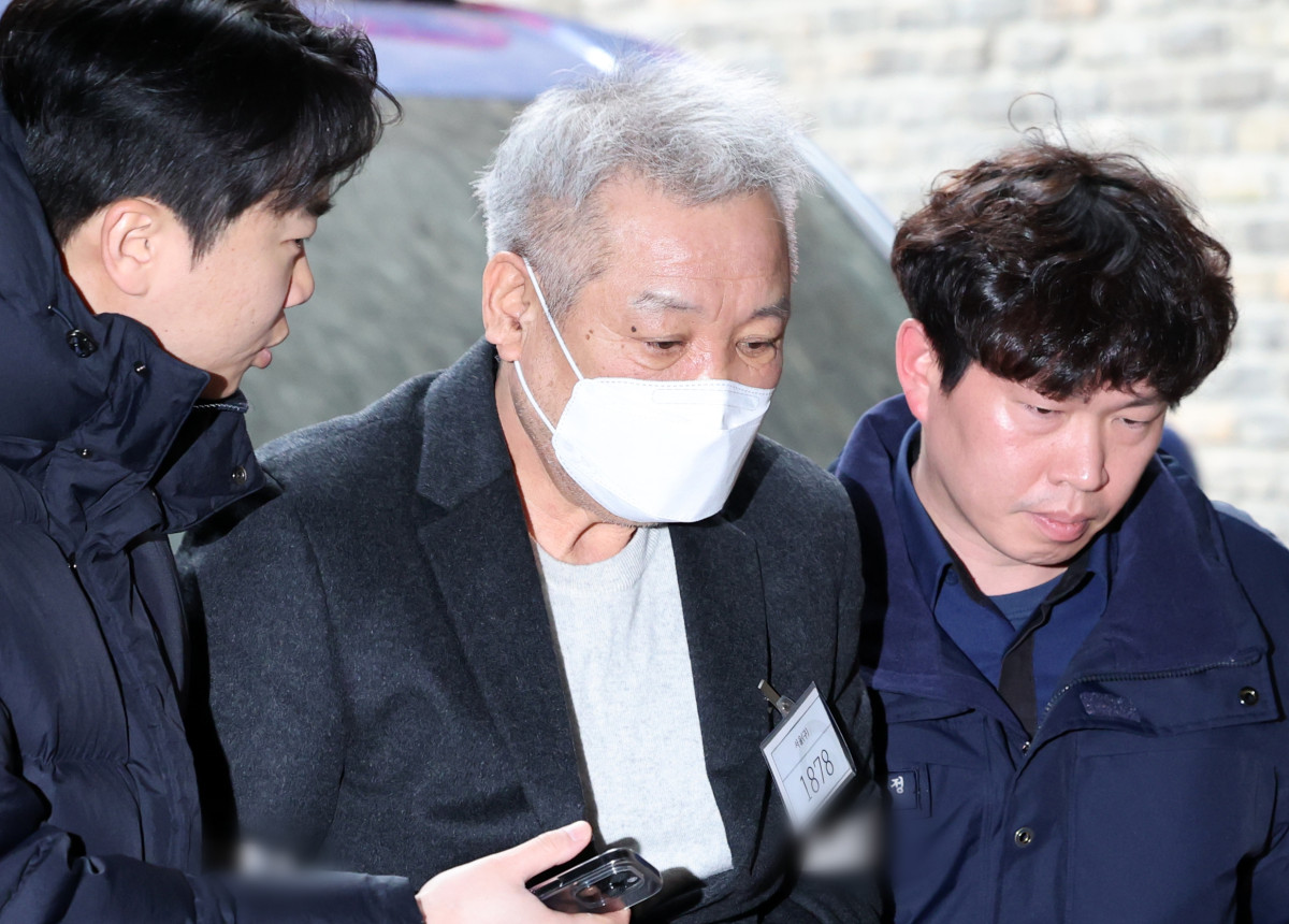 ▲'건진법사' 전성배 씨가 19일 오전 서울 서초구 관봉권 띠지 분실 의혹을 수사하는 안권섭 상설특검팀 사무실에 참고인 신분으로 출석하고 있다. (뉴시스)