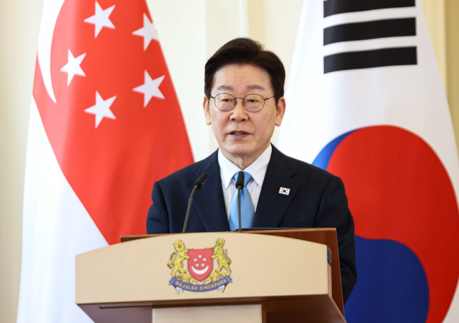▲이재명 대통령이 2일 싱가포르 외교부 청사에서 정상회담 후 열린 로런스 웡 싱가포르 총리와의 공동언론발표에서 발언하고 있다. (연합뉴스)