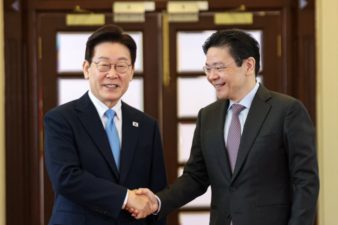 ▲이재명 대통령과 로렌스 웡 싱가포르 총리가 2일 싱가포르 외교부 청사에서 정상회담 후 공동언론발표를 마친 뒤 악수하고 있다. (연합뉴스)