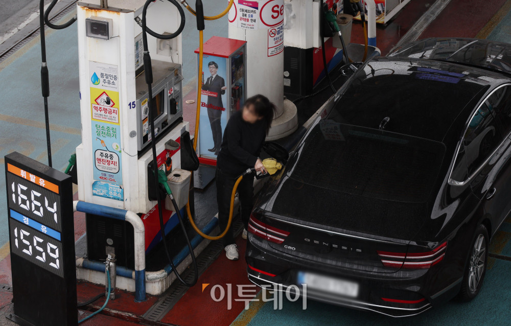 ▲이란의 보복 공격에 따른 호르무즈 해협 혼돈으로 국제유가가 급등세를 보이는 가운데 국내 주유소 휘발유와 경우의 주간 평균 가격도 2주 연속 동반 상승했다. 한국석유공사 유가정보시스템 오피넷에 따르면 2월 넷째 주(22∼26일) 전국 주유소 휘발유 평균 판매가는 지난주보다 L당 3.0원 오른 1691.3원, 경유 평균 판매 가격은 전주 대비 6.5원 상승한 1594.1원으로 집계됐다. 2일 서울 서초구 만남의광장 주유소에서 운전자가 주유를 하고 있다. 고이란 기자 photoeran@