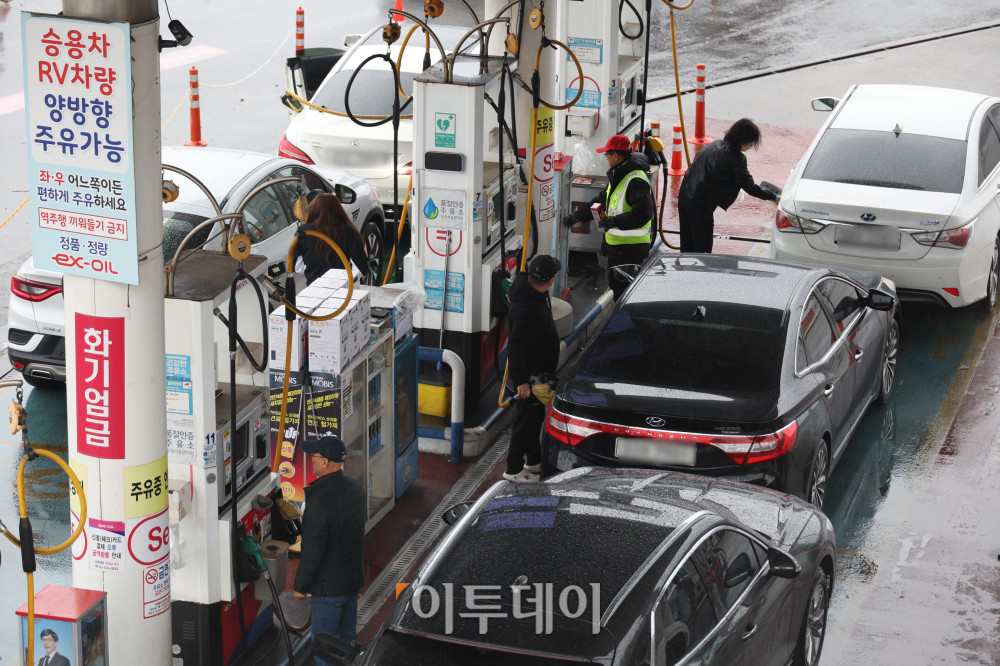 ▲이란의 보복 공격에 따른 호르무즈 해협 혼돈으로 국제유가가 급등세를 보이는 가운데 국내 주유소 휘발유와 경우의 주간 평균 가격도 2주 연속 동반 상승했다. 한국석유공사 유가정보시스템 오피넷에 따르면 2월 넷째 주(22∼26일) 전국 주유소 휘발유 평균 판매가는 지난주보다 L당 3.0원 오른 1691.3원, 경유 평균 판매 가격은 전주 대비 6.5원 상승한 1594.1원으로 집계됐다. 2일 서울 서초구 만남의광장 주유소에서 운전자가 주유를 하고 있다. 고이란 기자 photoeran@
