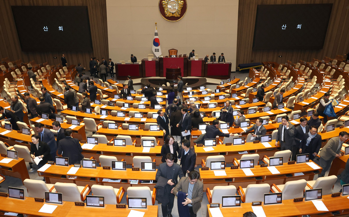 ▲1일 국회에서 열린 본회의가 산회하자 의원들이 퇴장하고 있다. (사진=연합뉴스)