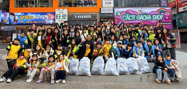 ▲가천길재단 산하 청소년봉사단체 가천청소년봉사단의 단원들이 27일 오전 남동구 구월동 일대에서 제1회 산뜻길 플로깅 행사에서 기념촬영을 하고 있다. (사진제공=가천대 길병원)