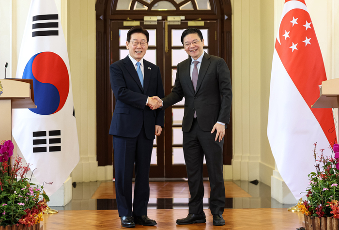 ▲이재명 대통령과 로런스 웡 싱가포르 총리가 2일 싱가포르 외교부 청사에서 정상회담 후 공동언론발표를 마친 뒤 악수하고 있다. (연합뉴스)
