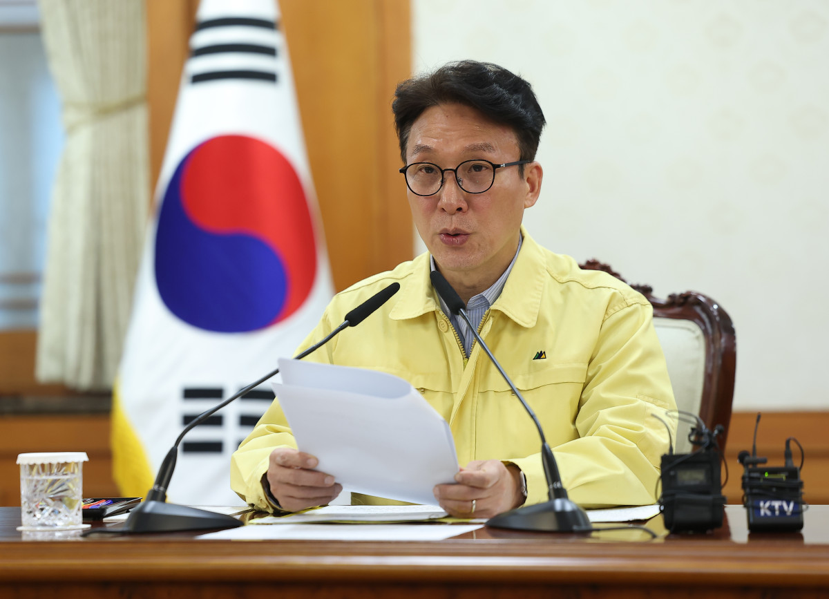 ▲김민석 국무총리가 2일 서울 종로구 정부서울청사 대회의실에서 열린 '중동 상황점검 관련 긴급 관계부처회의'에서 모두발언을 하고 있다. (연합뉴스)