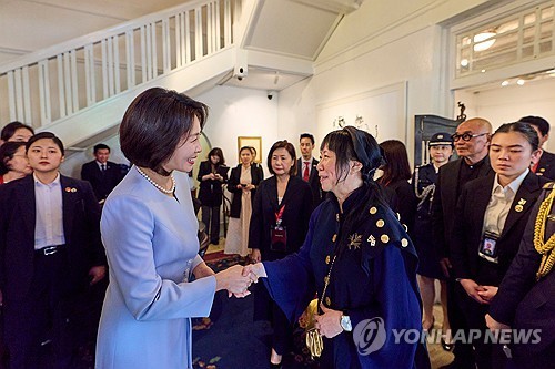 ▲이재명 대통령과 함께 싱가포르를 국빈방문한 김혜경 여사가 2일 싱가포르의 비영리 예술 자선단체이자 예술가 주거지인 테멩공 아티스트 인 레지던스에서 싱가포르 대통령 부인 제인 이토기 샨무가라트남 여사와 차담에 앞서 인사하고 있다. (연합뉴스)