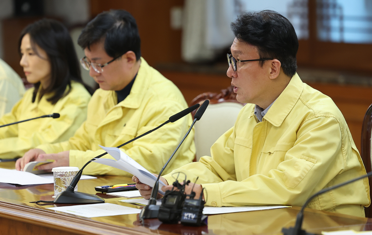▲김민석 국무총리가 2일 서울 종로구 정부서울청사 대회의실에서 열린 ‘중동 상황점검 관련 긴급 관계부처회의’에서 모두발언을 하고 있다. (연합뉴스)