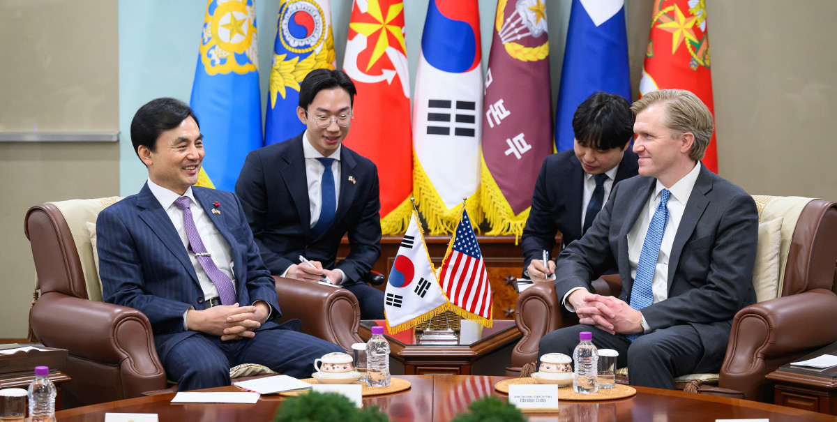 ▲안규백 국방부 장관이 26일 국방부에서 엘브리지 콜비 미국 전쟁부 정책차관을 접견하고 있다. (연합뉴스)