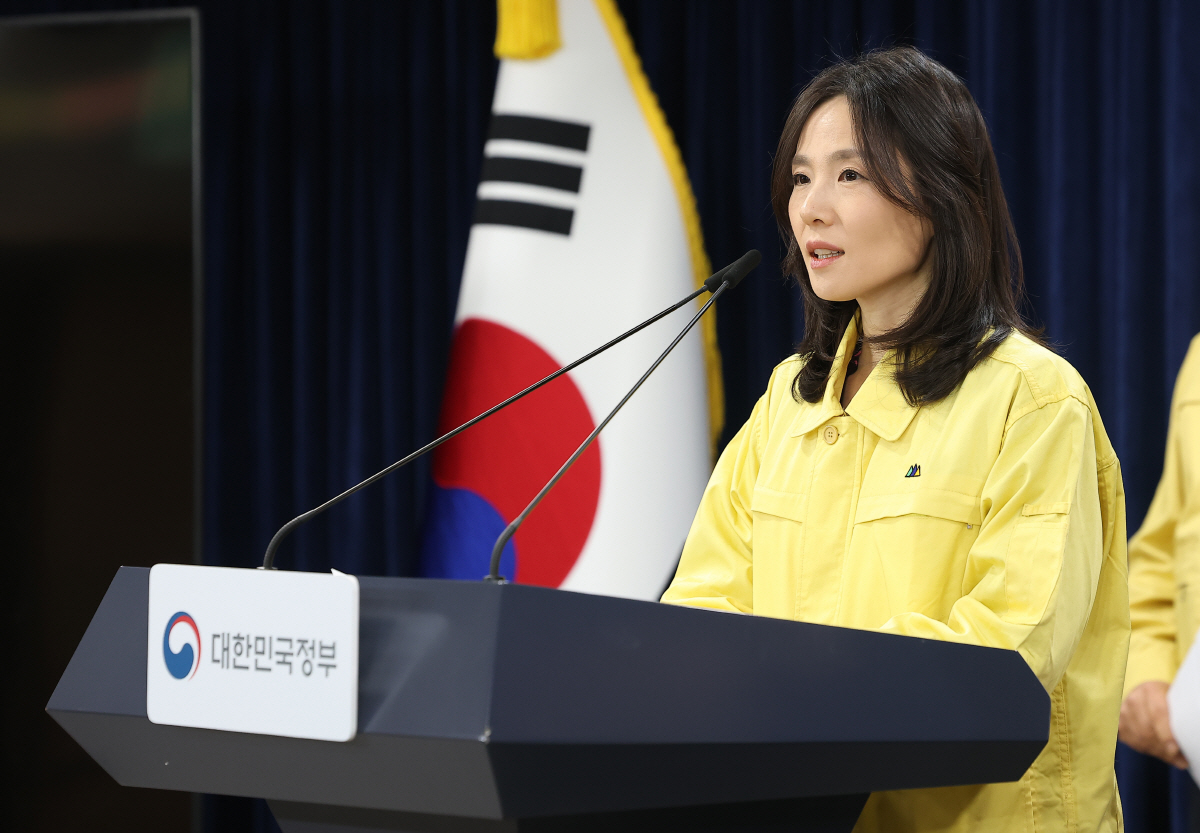 ▲김진아 외교부 2차관이 2일 서울 종로구 정부서울청사 합동브리핑실에서 ‘중동 상황점검 관련 긴급 관계부처회의’를 마친 후 브리핑하고 있다. (연합뉴스)