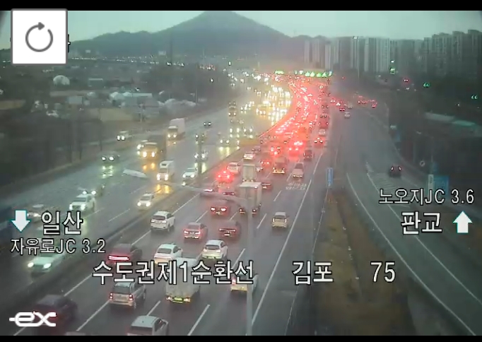 ▲[속보] 수도권제1순환고속도로 김포요금소 인근 졸음쉼터서 승용차 화재 (출처=로드플러스 캡처)