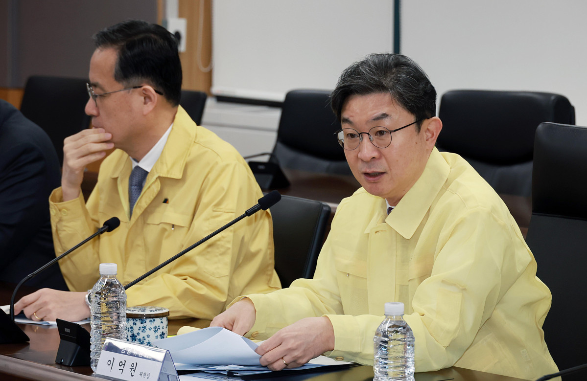 ▲이억원 금융위원장이 3일 오전 서울 종로구 정부서울청사에서 관계기관 합동 '금융시장 상황점검회의'를 주재하고 있다. (사진제공=금융위원회)