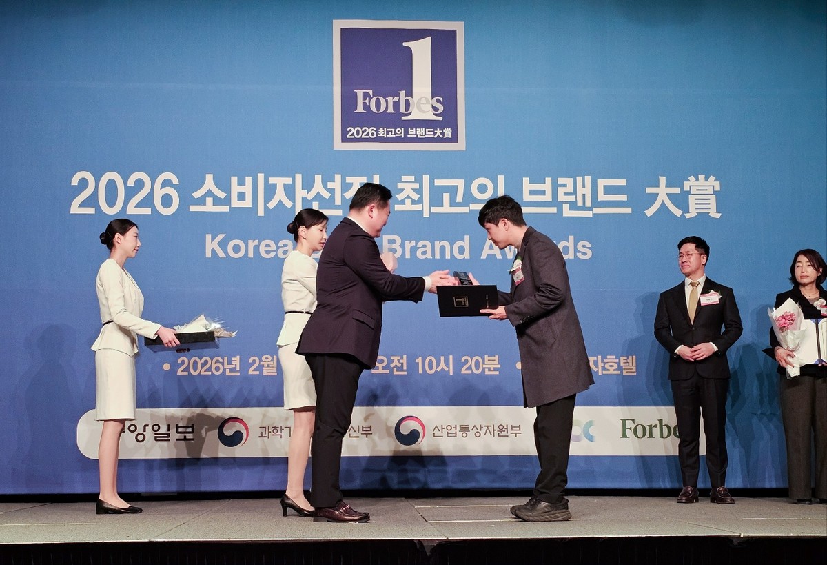 ▲송승근 넛지헬스케어 대표(앞줄 오른쪽)가 ‘2026 포브스코리아 소비자선정 최고의 브랜드 대상’에서 2년 연속 건강관리 앱 부문 1위를 수상하고 있다. (사진제공=넛지헬스케어)