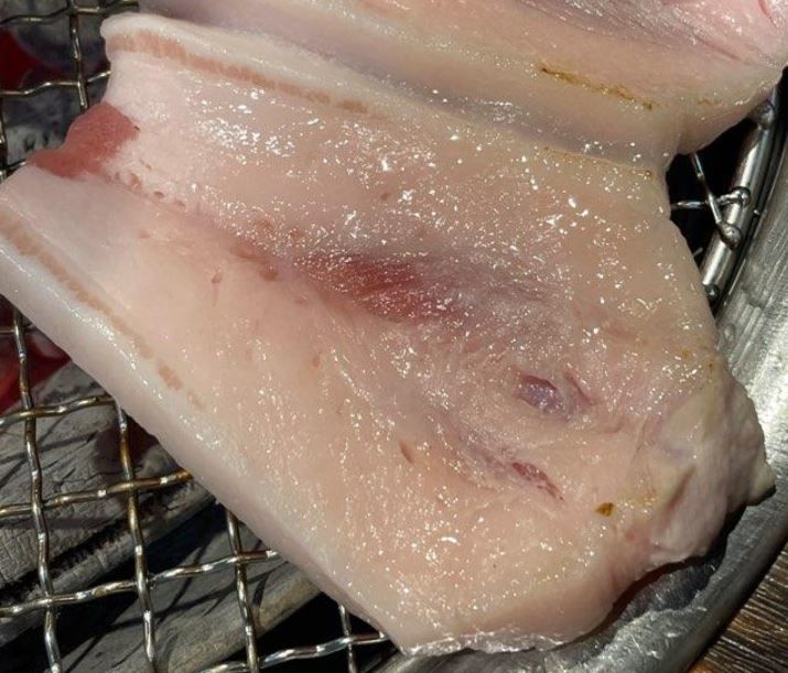 ▲누리꾼 사이에서 논란이 된 제주도 '비계 삼겹살' (사진=온라인 커뮤니티 캡처)