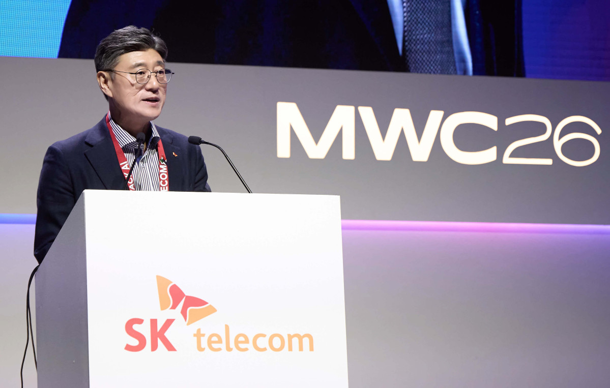▲2일(현지시간) MWC26에서 부대행사로 열린 AI DC 관련 컨퍼런스에서 정재헌 SKT CEO가 기조 연설하는 모습. (사진=SK텔레콤)