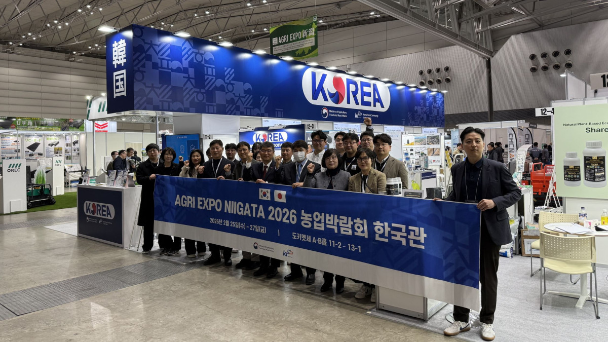 ▲한국농어촌공사 관계자들이 지난달 25일부터 27일까지 열린 ‘2026 일본 니가타 농업박람회(AGRI EXPO NIIGATA 2026)’ 한국관에서 기념 촬영을 하고 있다. (사진제공=한국농어촌공사)