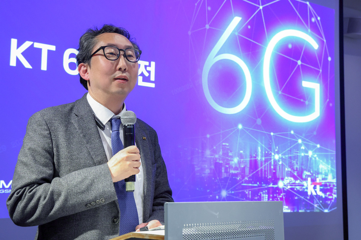 ▲KT는 2일(현지시간) 스페인 바르셀로나에서 열린 MWC 2026에서 기자브리핑을 열고, AI 시대를 전제로 한 6G 네트워크 비전과 이를 실현하는 핵심 기술 방향을 발표했다. KT 네트워크연구소장 이종식 전무가 KT의 6G 비전과 핵심 기술을 소개하고 있다. (사진제공=KT)