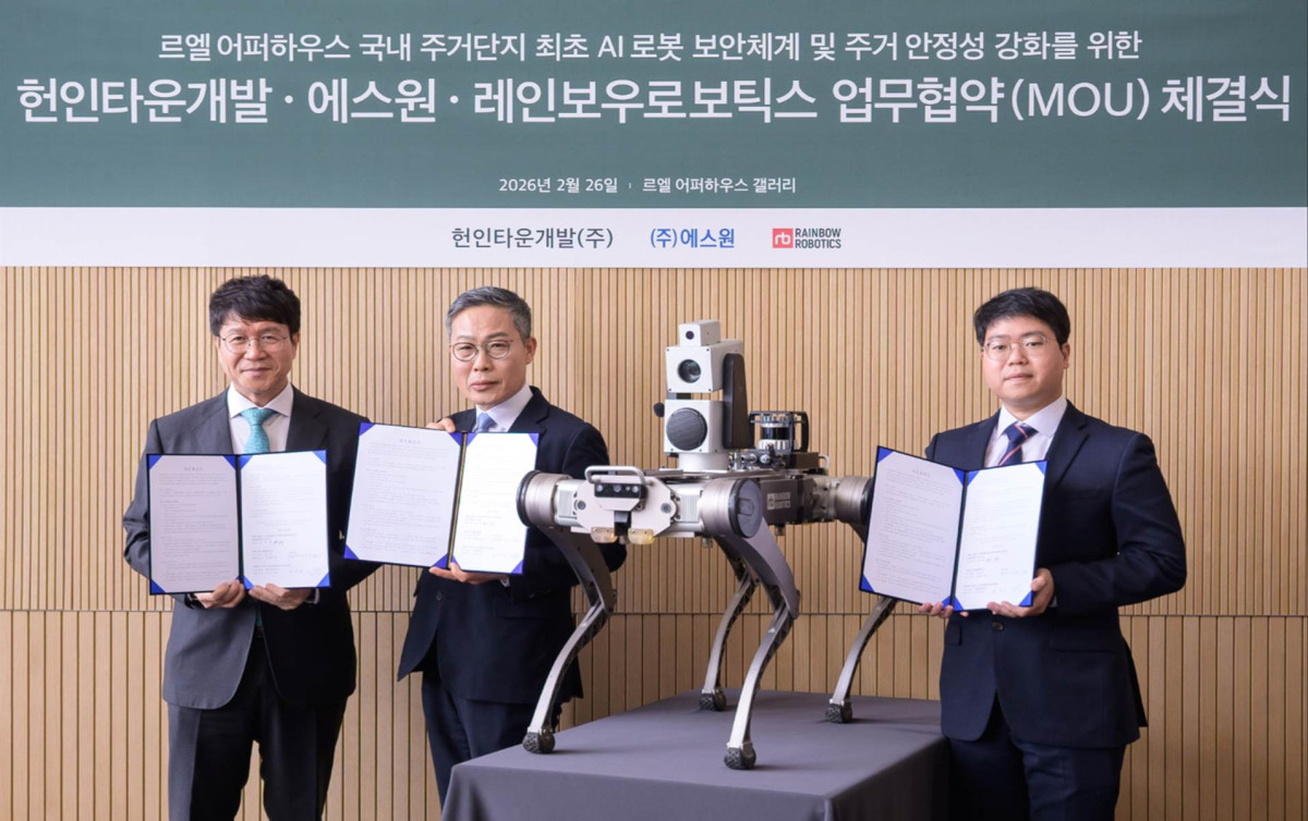 ▲(왼쪽부터)김용 헌인타운개발 대표, 이규해 에스원 부사장, 임정수 레인보우로보틱스 이사가 서울 ‘르엘 어퍼하우스 갤러리’에서 헌인마을 도시개발구역 보안 고도화를 위한 협약을 체결했다. (헌인타운개발 제공)