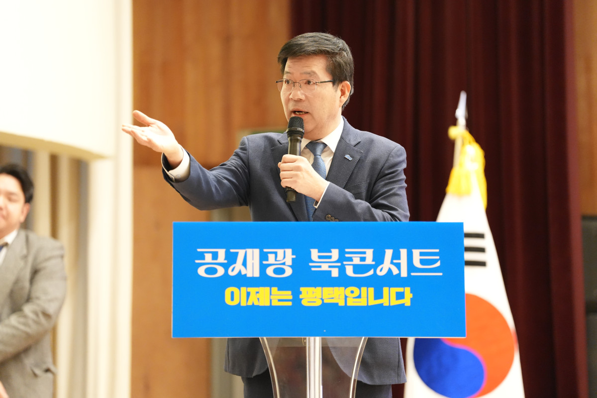 ▲공재광 전 평택시장이 2월 28일 평택대학교 예술관 음악당에서 열린 '이제는 평택입니다 – 꺾이지 않는 정치' 출간 기념 북콘서트에서 2000여 명의 시민 앞에 서서 "연습은 없다, 이제는 실전"이라며 평택 미래 10년 비전을 역설하고 있다. (공재광 캠프)