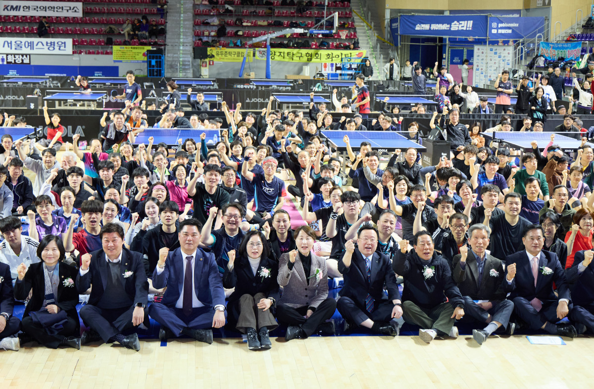 ▲2026년 제2회 용인특례시의회 의장배 탁구대회에 참가한 선수와 관계자 550여 명이 1일 용인시실내체육관에서 유진선 용인특례시의회 의장 등 주요 내빈과 함께 주먹을 쥐어올리며 힘찬 출정 의지를 다지고 있다. (용인특례시의회)