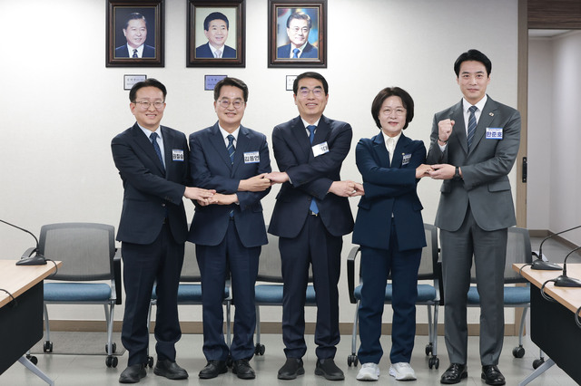 ▲6·3 지방선거 경기도지사에 도전하는 더불어민주당 예비후보들이 2월 24일 서울 영등포구 여의도 더불어민주당 중앙당사에서 열린 광역단체장 후보 면접에서 기념 촬영하고 있다. 왼쪽부터 더불어민주당 권칠승 의원, 김동연 경기도지사, 더불어민주당 양기대 전 의원, 더불어민주당 추미애·한준호 의원. (연합뉴스)