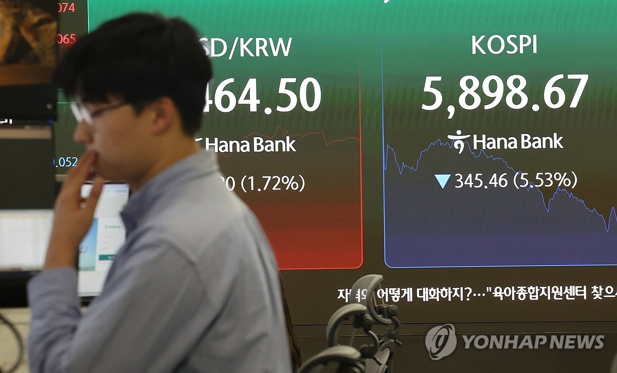 ▲3일 서울 중구 하나은행 본점 딜링룸에서 딜러들이 업무를 보고 있다. 이날 한국거래소에 따르면 이날 오후 12시 5분 53초께 코스피200선물지수의 변동으로 5분간 프로그램매도호가의 효력이 정지됐다. (연합뉴스)