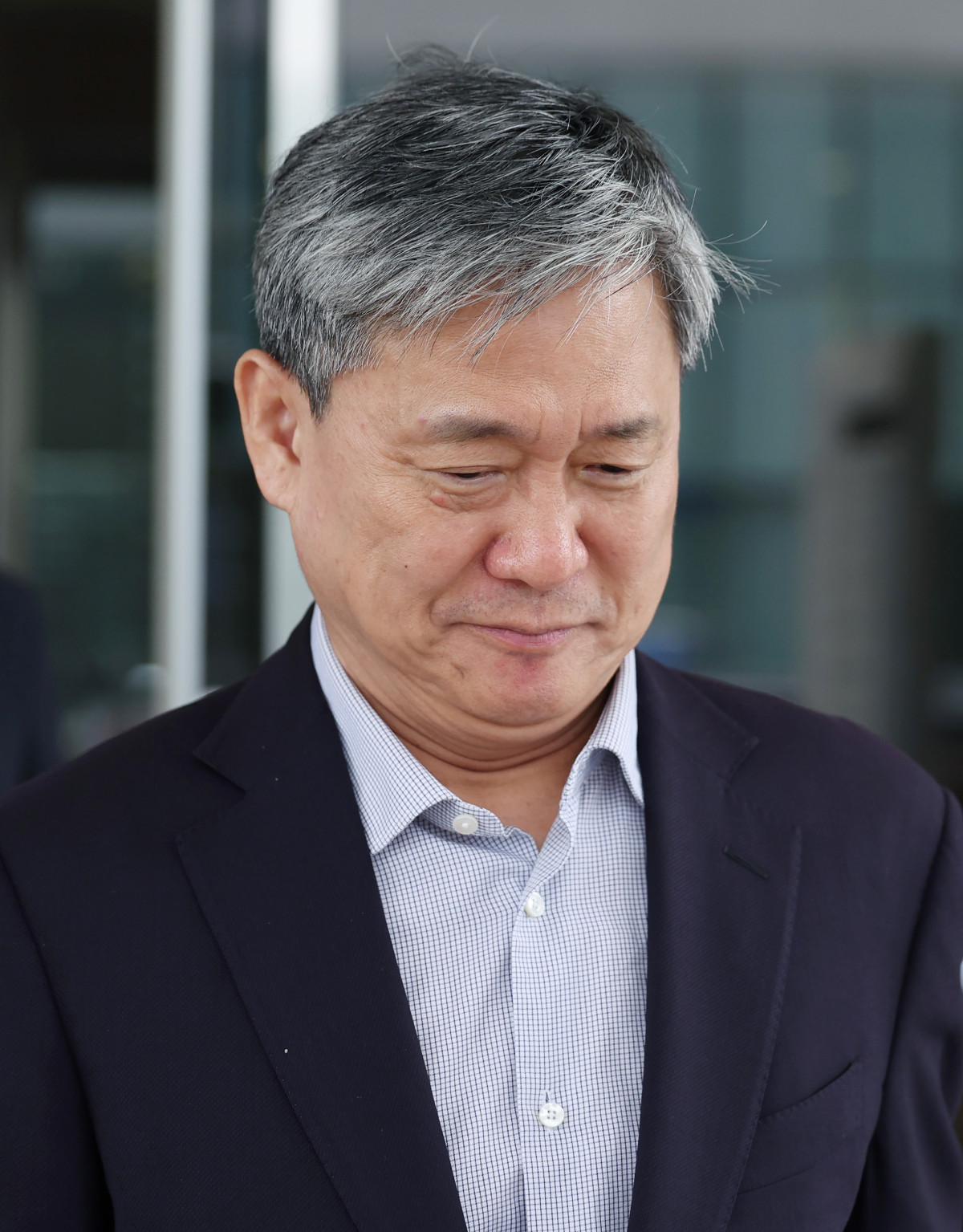 ▲드라마 제작사를 고가에 인수해 회사에 300억원 상당이 넘는 손해를 입힌 혐의를 받는 김성수 전 카카오엔터테인먼트 대표가 지난해 9월 30일 서울 양천구 서울남부지방법원에서 열린 선고기일에서 무죄를 선고받은 뒤 법원을 나서고 있다. (뉴시스)