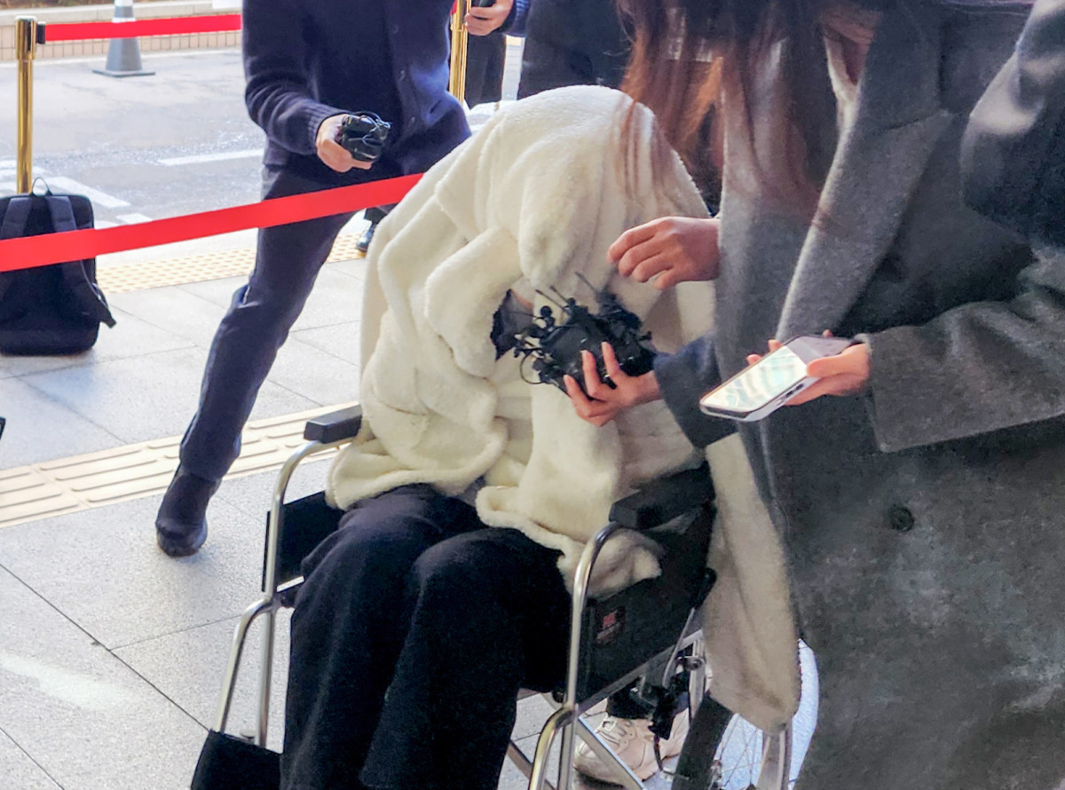 ▲약에 취한 상태로 외제 SUV 차량을 몰고 반포대교를 달리다 한강 둔치로 추락한 운전자 A씨가 27일 서울 마포구 서부지방법원에서 열린 구속 전 피의자 심문(영장실질심사)에 옷으로 얼굴을 가리고 휠체어를 탄 채 출석하고 있다. (연합뉴스)