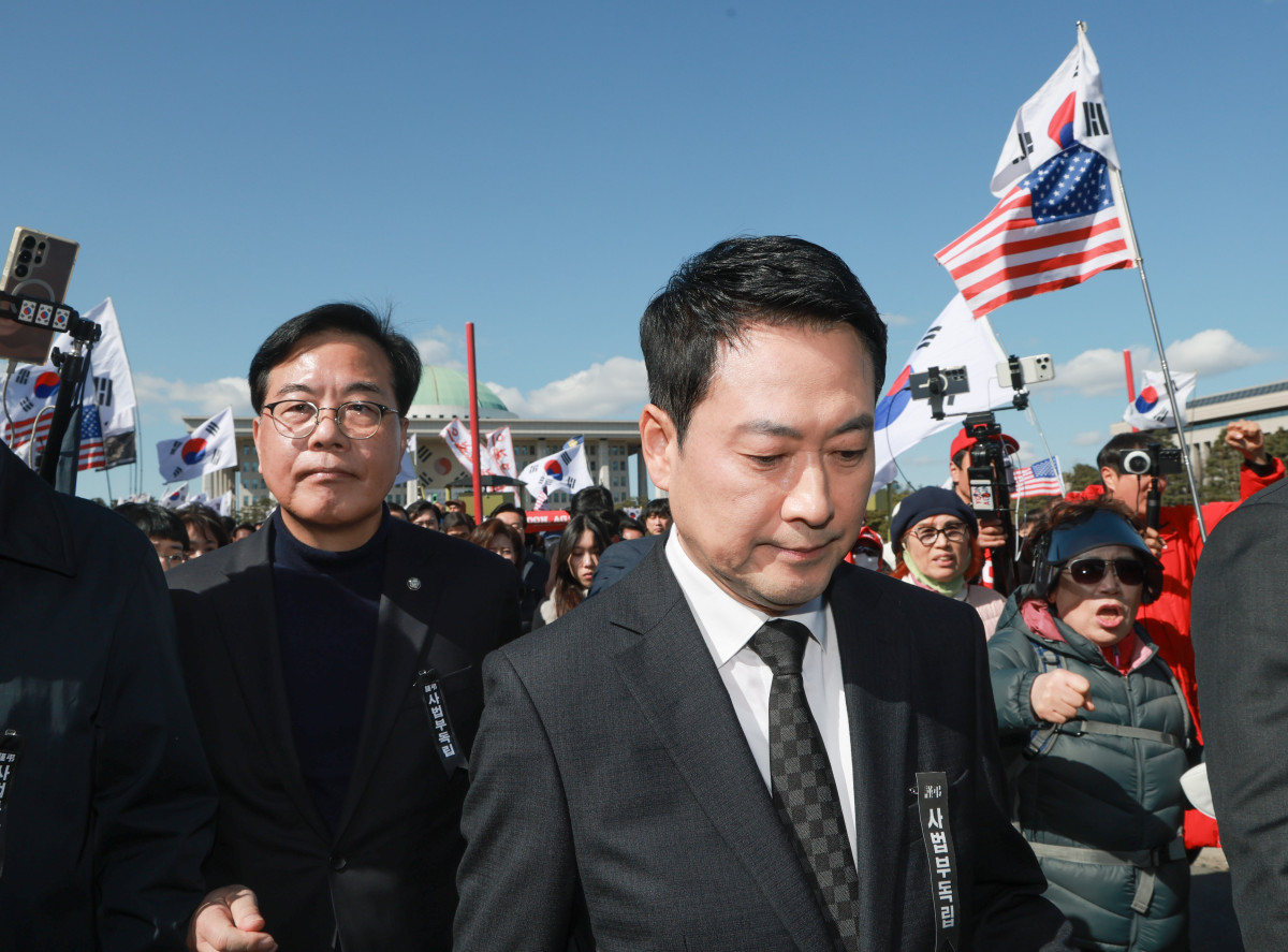 ▲국민의힘 장동혁 대표가 3일 국회에서 '사법독립 헌정수호를 위한 대국민 호소 국민대장정 규탄대회' 출정식을 마치고 청와대로 향하고 있다. (연합뉴스)