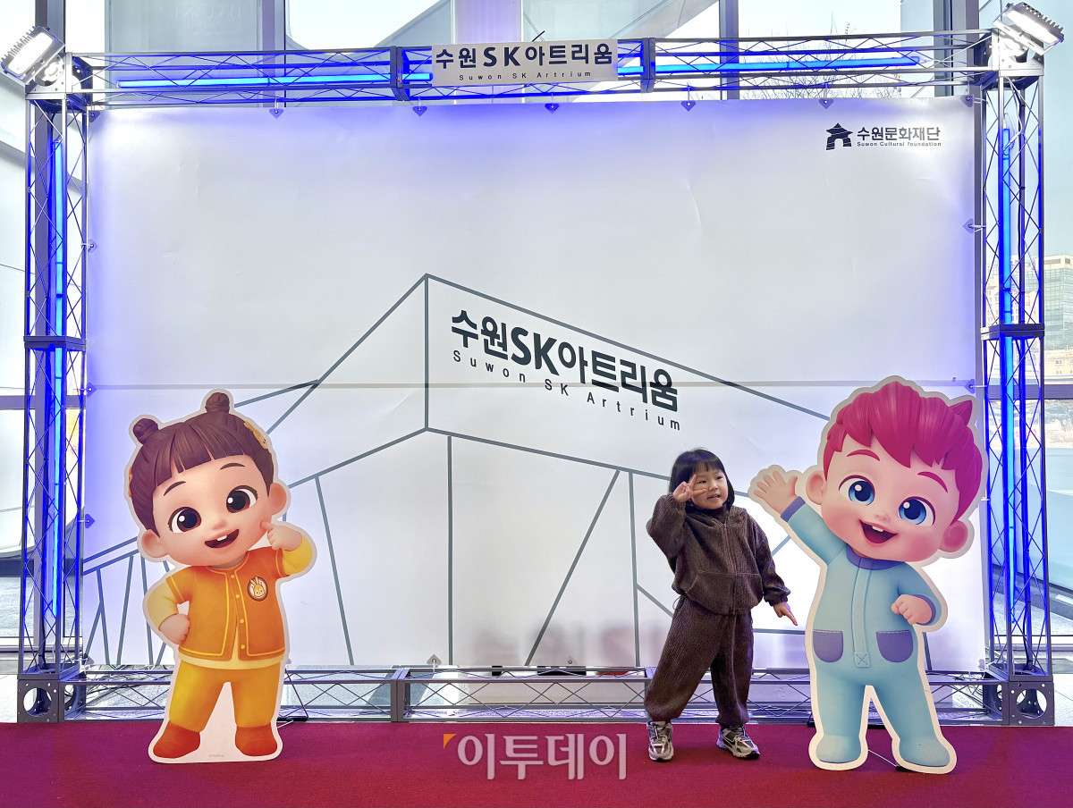 ▲지난달 28일 수원 SK아트리움에서 열린 ‘베베핀 뮤지컬: 두근두근 새친구’를 보러 온 임온유(4) 어린이가 포토존에서 기념사진을 촬영하고 있다. (임유진 기자 newjean@)