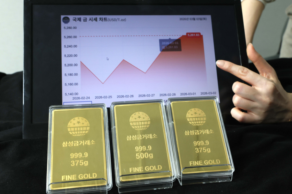 ▲미국과 이스라엘이 이란에 군사작전을 펼치면서 대표적인 안전 자산으로 꼽히는 금값이 상승하고 있는 가운데 3일 서울 종로구 삼성금거래소에서 금시세가 표시되고 있다. 한국거래소에 따르면 이날 오전 11시 기준 KRX 금시장에서 순도 99.99% 1㎏ 금 현물 가격은 1g에 24만9900원으로 전 거래일보다 5% 넘게 올랐다. 신태현 기자 holjjak@