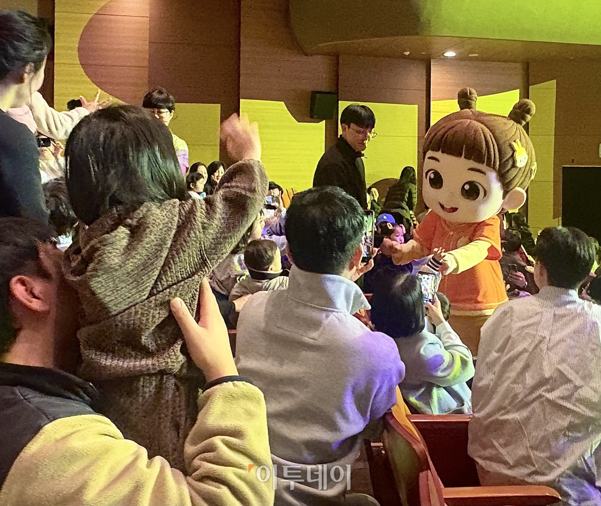 ▲지난달 28일 수원 SK아트리움에서 열린 ‘베베핀 뮤지컬: 두근두근 새친구’를 보러 온 임온유(4) 어린이가 관객석을 찾은 민지와 인사하기 위해 손을 흔들고 있다. (임유진 기자 newjean@)