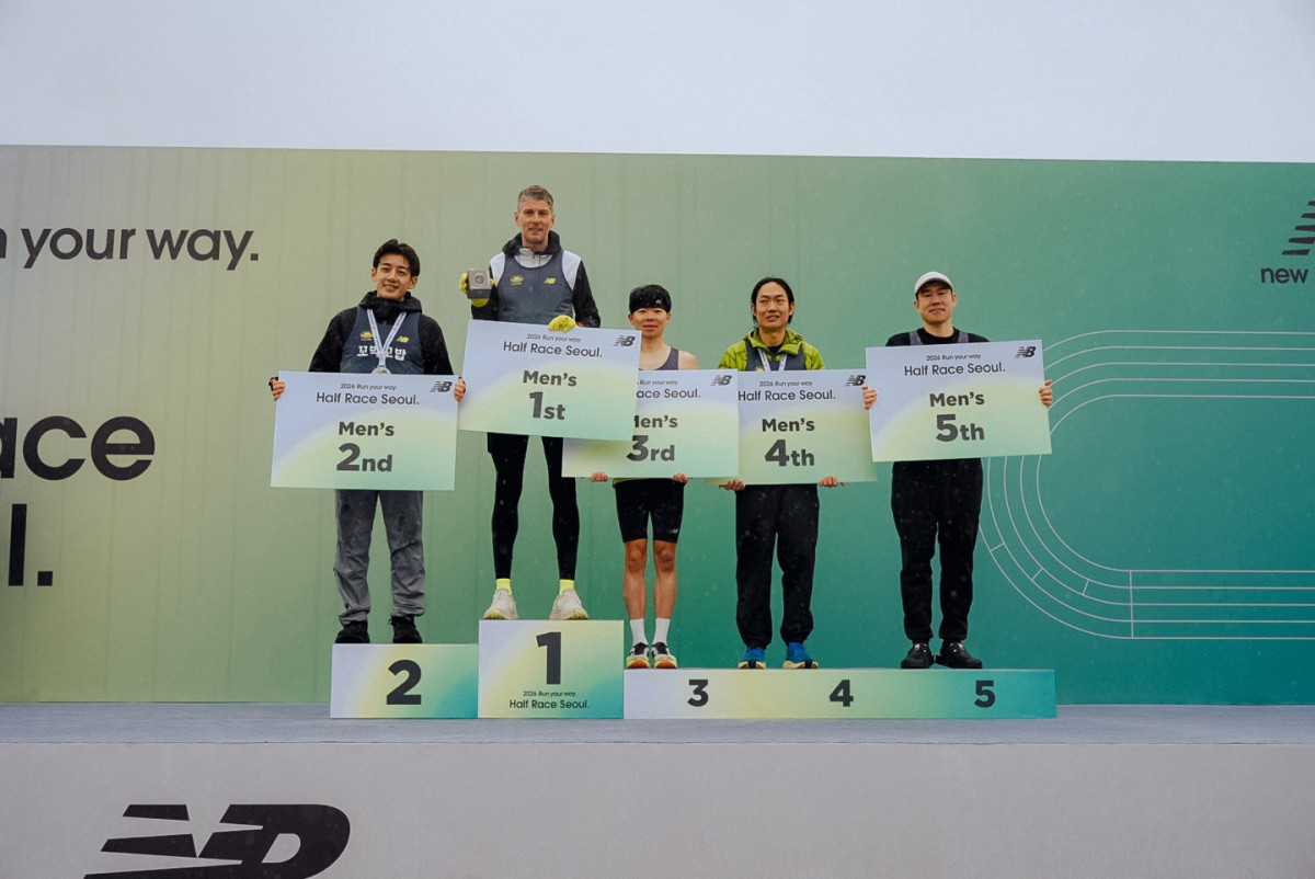 ▲이랜드월드에서 전개하는 글로벌 스포츠 브랜드 뉴발란스가 ‘2026 런 유어 웨이 하프 레이스 서울(2026 Run your way HALF RACE SEOUL)’을 2일 성공적으로 마친 후 우승자와 2~5위 선수들이 기념촬영을 하고 있다. (사진제공=이랜드월드)