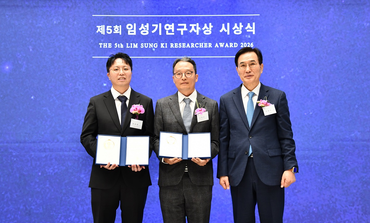 ▲2일 서울 방이동 한미C&C스퀘어에서 열린 제5회 임성기연구자상 시상식에서 수상자들이 기념촬영을 하고 있다. 왼쪽부터 한용현 강원대학교 약학대학 교수, 김형범 김형범 연세대학교 의과대학 약리학교실 교수, 김창수 임성기재단 이사장 (사진제공=임성기재단)