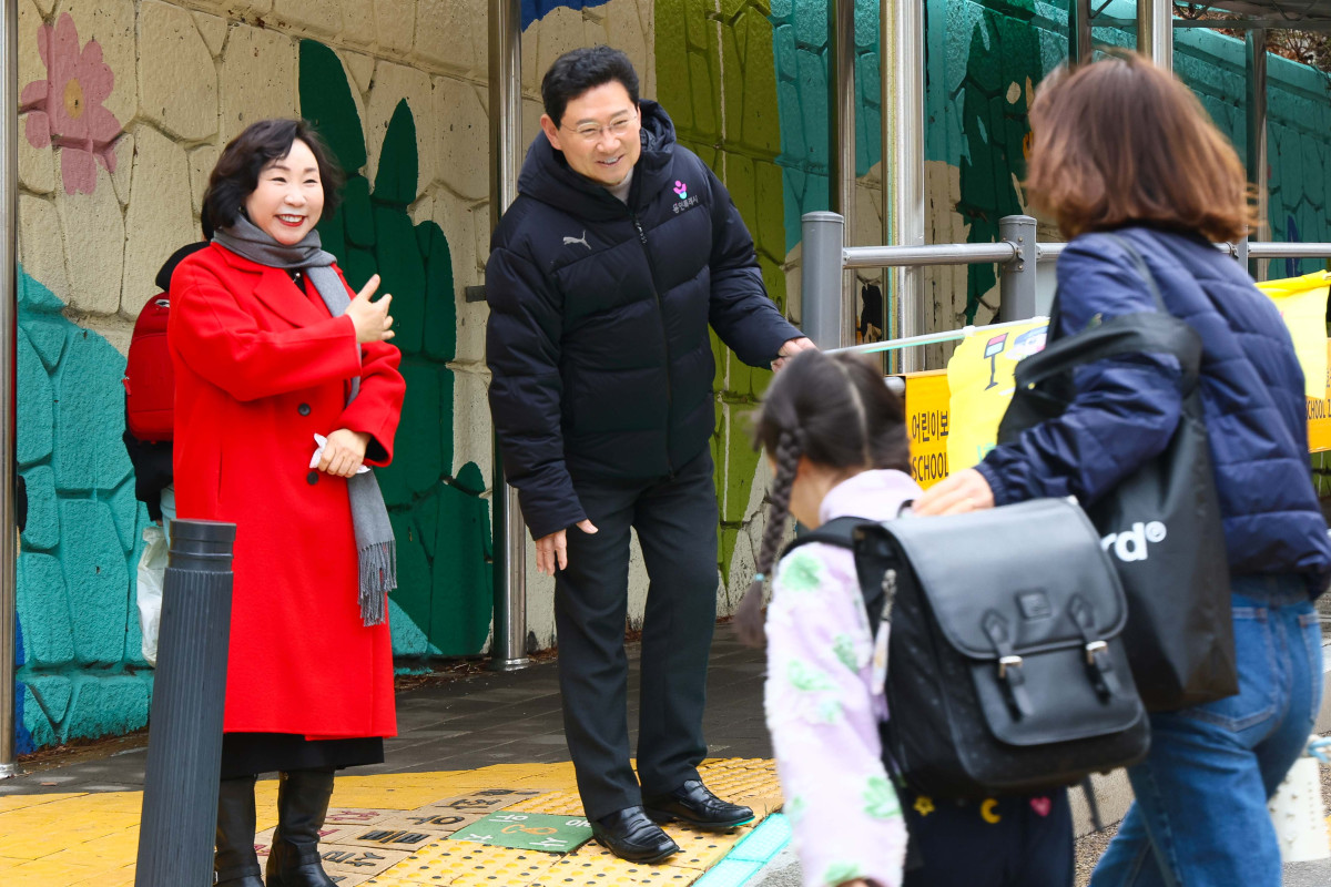▲이상일 용인특례시장이 3일 새 학기 첫날 아침 수지구 서원초등학교 정문 앞에서 등교하는 어린이와 학부모를 반갑게 맞으며 교통지도 봉사활동을 펼치고 있다. (용인특례시)