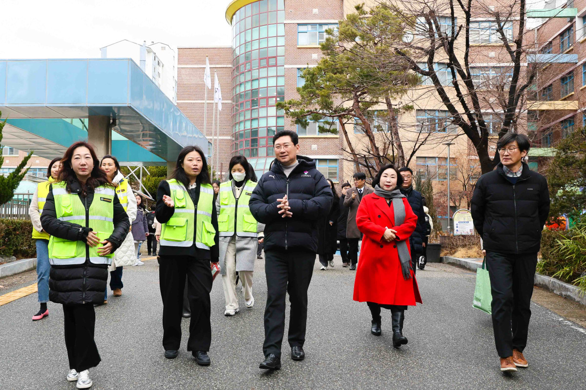 ▲이상일 용인특례시장이 3일 서원초등학교에서 학교 관계자 및 녹색어머니회·학부모회 관계자들과 통학로 주변 안전환경을 직접 걸으며 점검하고 있다. 시와 용인교육지원청은 각각 1억9000만원씩 총 3억8000만원을 투입해 서원초 과학실을 AI·디지털 기기를 갖춘 미래형 과학실로 연내 리모델링할 계획이다. (용인특례시)