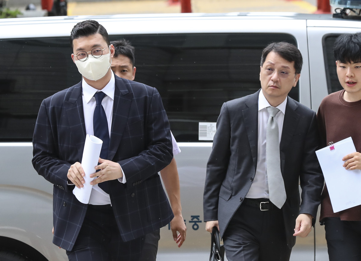 ▲이상영(왼쪽) 대우산업개발 회장과 한재준 전 대우산업개발 대표가 2023년 8월 29일 서울 서초구 서울중앙지법에서 열린 특정경제범죄 가중철 등 에 관한 법률 위반(횡령·배임·사기) 등 혐의 관련 구속 전 피의자 심문(영장실질심사)를 받기 위해 법정으로 향하고 있다. (뉴시스)