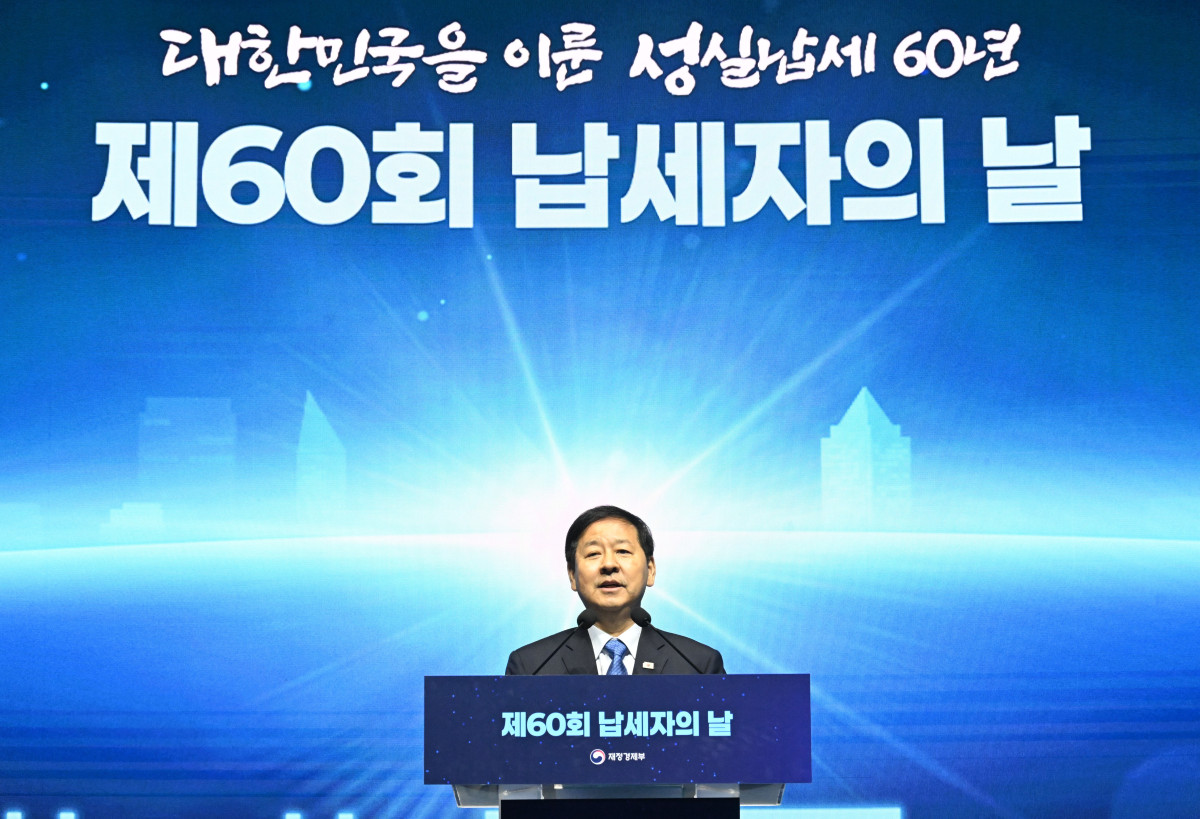 ▲구윤철 경제부총리 겸 재정경제부 장관이 3일 서울 강남구 코엑스에서 열린 제60회 납세자의 날 행사에서 치사하고 있다. (사진제공=재정경제부)