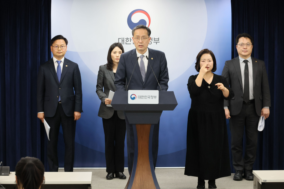 ▲<YONHAP PHOTO-5005> 중동 상황점검 긴급 관계부처회의 관련 브리핑 (서울=연합뉴스) 이정훈 기자 = 이형일 재정경제부 1차관이 3일 서울 종로구 정부서울청사에서 중동 상황점검 긴급 관계부처회의 관련 브리핑을 하고 있다. 2026.3.3 uwg806@yna.co.kr/2026-03-03 17:59:47/<저작권자 ⓒ 1980-2026 ㈜연합뉴스. 무단 전재 재배포 금지, AI 학습 및 활용 금지>