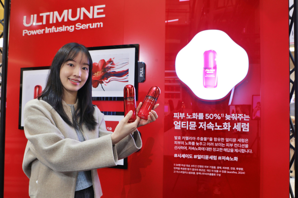 ▲서울시 송파구 신천동에 위치한 롯데백화점 잠실점 에비뉴엘 지하1층 더크라운에서 진행 중인 얼티뮨 팝업스토어에서 모델이 상품을 들고 있다 (사진제공=롯데백화점)