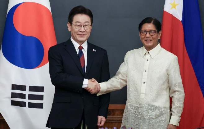 ▲이재명 대통령과 페르디난드 마르코스 필리핀 대통령이 3일 필리핀 마닐라 말라카냥궁에서 정상회담에 앞서 악수하고 있다. (연합뉴스)