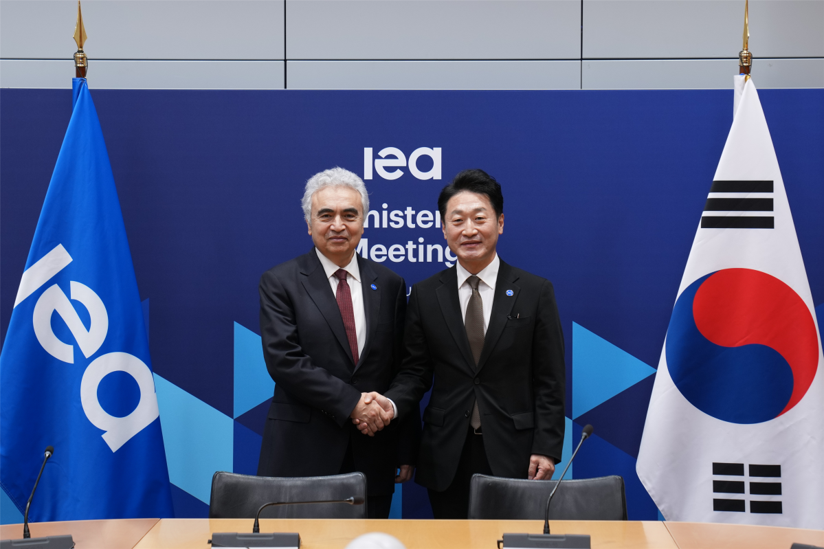 ▲이호현 기후에너지환경부 2차관(오른편), 파티 비롤 IEA 사무총장(왼편). (2월 19일 프랑스 파리 OECD 센터에서 열린 국제에너지기구 각료이사회 참석에 앞서 기념촬영) (기후에너지환경부)